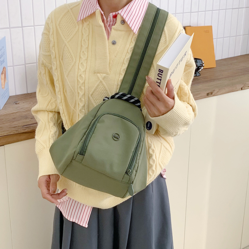 Nylon crossbody torbica za preko ramena, oblik knedle, zatvarač, unutarnja džep za dokumente, unutarnji džep, dvostruki remen preko ramena, pogodna za slobodno vrijeme putovanja