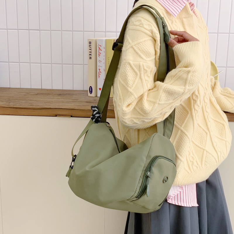 Nylon crossbody torbica za preko ramena, oblik knedle, zatvarač, unutarnja džep za dokumente, unutarnji džep, dvostruki remen preko ramena, pogodna za slobodno vrijeme putovanja