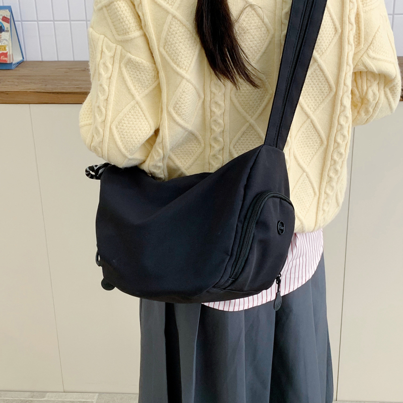 Nylon crossbody torbica za preko ramena, oblik knedle, zatvarač, unutarnja džep za dokumente, unutarnji džep, dvostruki remen preko ramena, pogodna za slobodno vrijeme putovanja