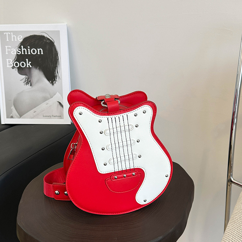 Torba preko tijela s gitarno-inspiriranim dizajnom, PU koža, horizontalni kvadratni oblik, zatvarač, ID džep