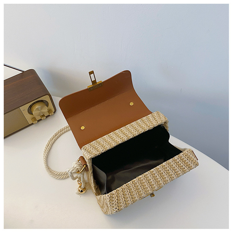 Ženska crossbody torba od slame, trapezastog oblika, zaključavanje, podstava od sintetičke kože, unutarnja džep sa zipom