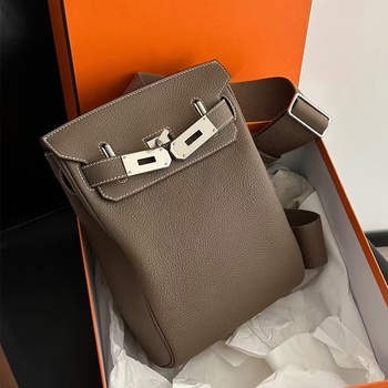 Chest bag za žene – od prave kože, prvi sloj teleće kože, vertikalni kvadratni oblik, otvaranje šniranjem s kopčom, unutarnja džep s laminiranim zatvaračem, jedna naramenica