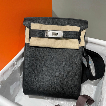 Chest bag za žene – od prave kože, prvi sloj teleće kože, vertikalni kvadratni oblik, otvaranje šniranjem s kopčom, unutarnja džep s laminiranim zatvaračem, jedna naramenica