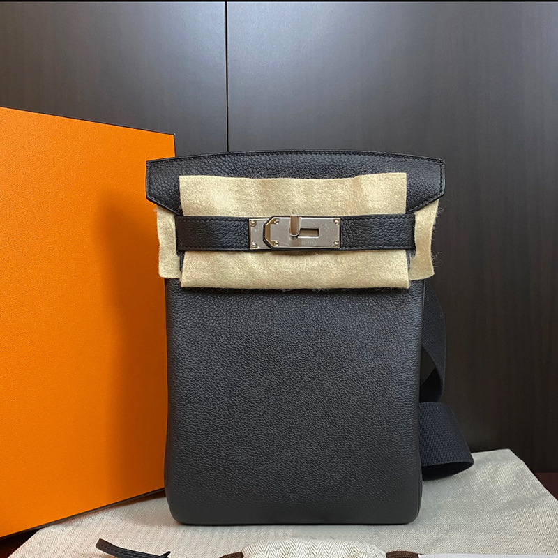 Chest bag za žene – od prave kože, prvi sloj teleće kože, vertikalni kvadratni oblik, otvaranje šniranjem s kopčom, unutarnja džep s laminiranim zatvaračem, jedna naramenica