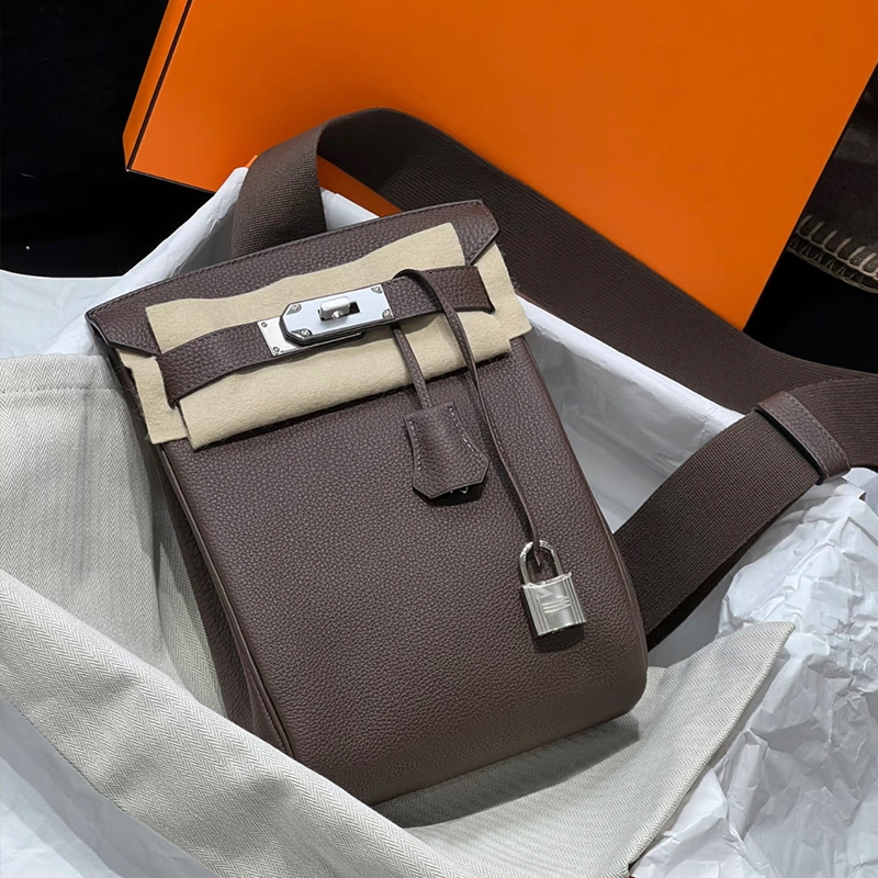 Chest bag za žene – od prave kože, prvi sloj teleće kože, vertikalni kvadratni oblik, otvaranje šniranjem s kopčom, unutarnja džep s laminiranim zatvaračem, jedna naramenica