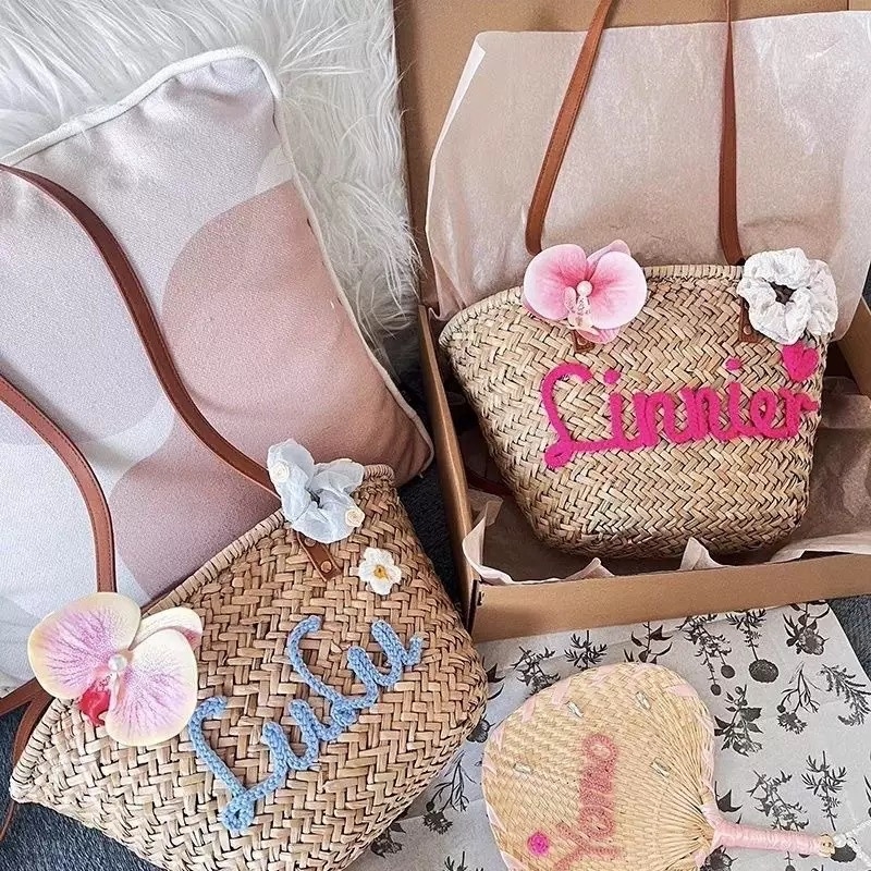 Ručna pletena torba od rafije, oblik košare, s mogućnošću personalizacije slova; unutarnji džepovi za telefon, zatvarač i prijenosno računalo; otvoreni vrh, bez podloge