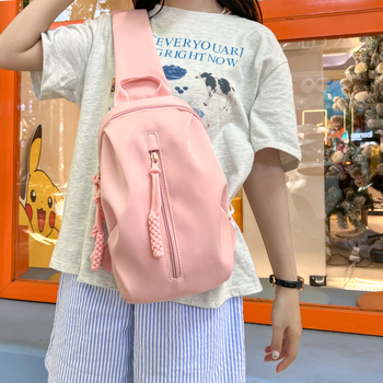 Ženska višefunkcionalna crossbody torba od kompozitnog materijala sa preklopom, najlonskom podstavom i džepom sa zatvaračem