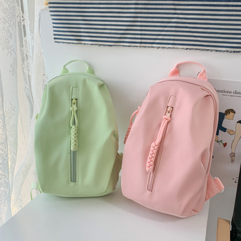 Ženska višefunkcionalna crossbody torba od kompozitnog materijala sa preklopom, najlonskom podstavom i džepom sa zatvaračem