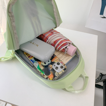 Ženska višefunkcionalna crossbody torba od kompozitnog materijala sa preklopom, najlonskom podstavom i džepom sa zatvaračem