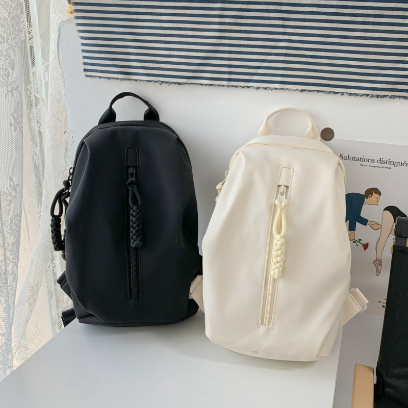 Ženska višefunkcionalna crossbody torba od kompozitnog materijala sa preklopom, najlonskom podstavom i džepom sa zatvaračem