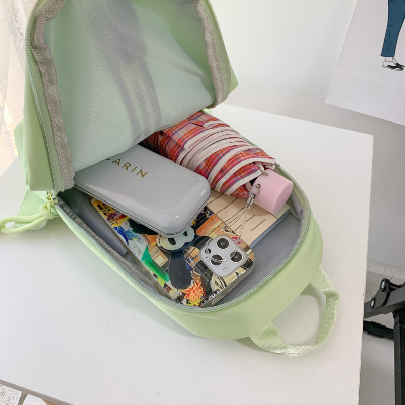 Ženska višefunkcionalna crossbody torba od kompozitnog materijala sa preklopom, najlonskom podstavom i džepom sa zatvaračem