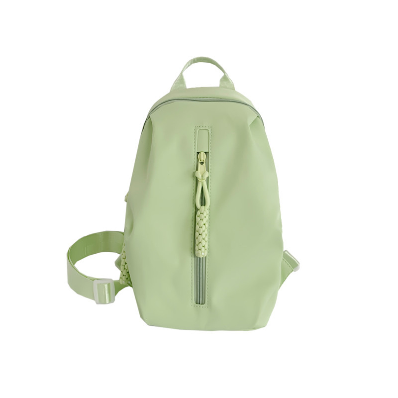Ženska višefunkcionalna crossbody torba od kompozitnog materijala sa preklopom, najlonskom podstavom i džepom sa zatvaračem