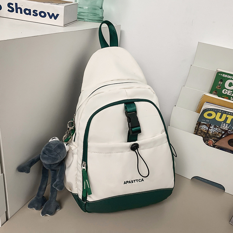 Naylon crossbody torba za gradski minimalistički stil, vertikalni kvadratni oblik, zatvaranje na zip, poliester podstava, jedna naramenica, unutarnja zip-kapsa i džep za telefon, za rekreacijsko putovanje