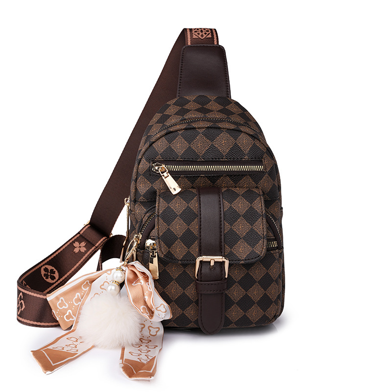 Crossbody torba od PU, zatvaranje na zip, poliester podstava, trodimenzionalni vanjski dio, unutarnji pretinci: pretinac sa zipom, pretinac za telefon, ID pretinac