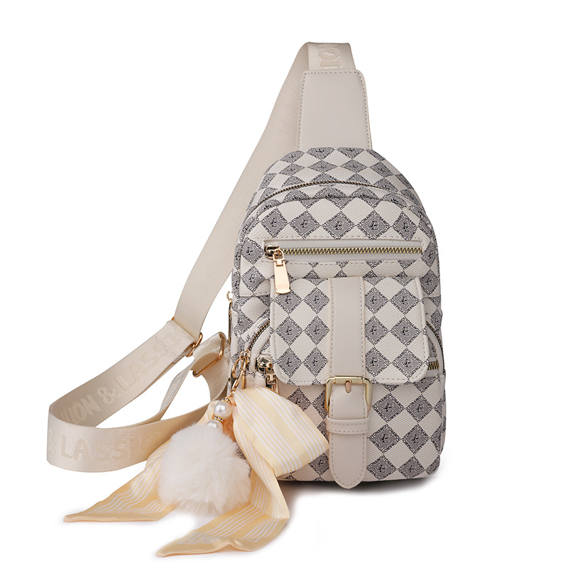 Crossbody torba od PU, zatvaranje na zip, poliester podstava, trodimenzionalni vanjski dio, unutarnji pretinci: pretinac sa zipom, pretinac za telefon, ID pretinac