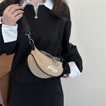 Crossbody torba, sedlov oblik, zatvarač, pretinac za telefon, jedan remen