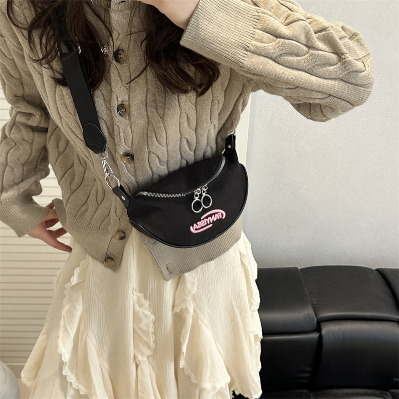 Crossbody torba, sedlov oblik, zatvarač, pretinac za telefon, jedan remen