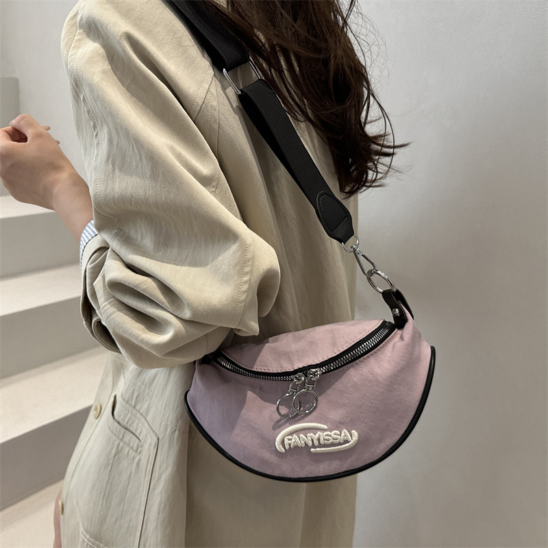 Crossbody torba, sedlov oblik, zatvarač, pretinac za telefon, jedan remen