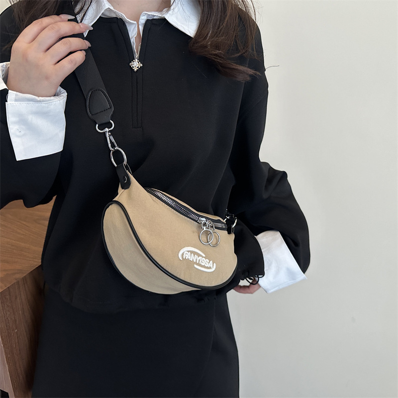 Crossbody torba, sedlov oblik, zatvarač, pretinac za telefon, jedan remen