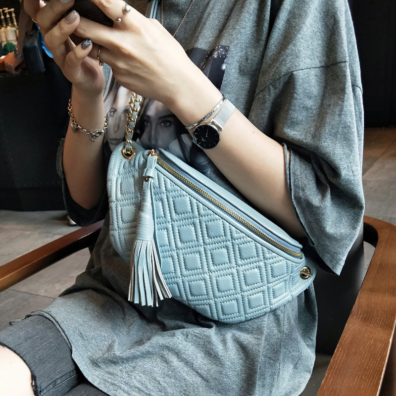 Ženska crossbody torba od kože prvog sloja — romboidni lanac, zatvaranje na zip, ovalni oblik, unutarnji pretinci za telefon i identifikacijsku karticu