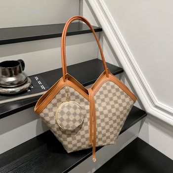 Tote torba, gradski minimalistički stil, PU materijal, zatvaranje na zip, horizontalni pravokutni oblik, poliester podstava