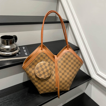 Tote torba, gradski minimalistički stil, PU materijal, zatvaranje na zip, horizontalni pravokutni oblik, poliester podstava