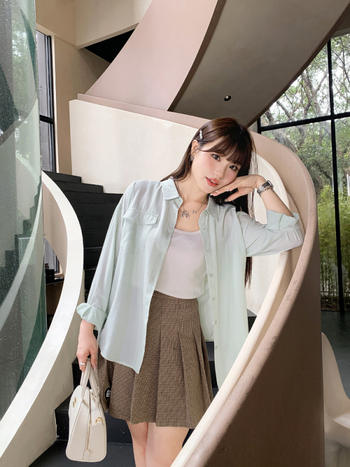 Γυναικείο μακρυμάνικο πόλο πουκάμισο με λεπτομέρεια patchwork, ύφασμα βισκόζη (50–70% βισκόζη), ελαφρώς φαρδιά γραμμή