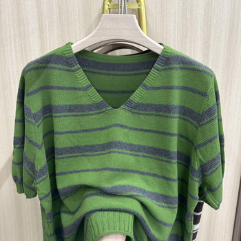 Πλεκτό τοπ με V-λαιμό, ριγέ σχέδιο, φαρδιά γραμμή, μανίκι τύπου bullhorn, chenille ύφασμα με ελαστικό <30%