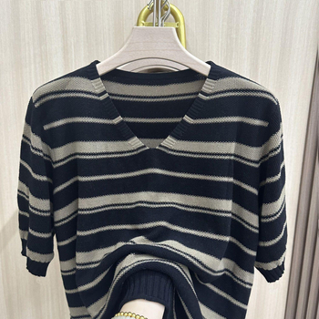 Πλεκτό τοπ με V-λαιμό, ριγέ σχέδιο, φαρδιά γραμμή, μανίκι τύπου bullhorn, chenille ύφασμα με ελαστικό <30%