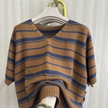 Πλεκτό τοπ με V-λαιμό, ριγέ σχέδιο, φαρδιά γραμμή, μανίκι τύπου bullhorn, chenille ύφασμα με ελαστικό <30%