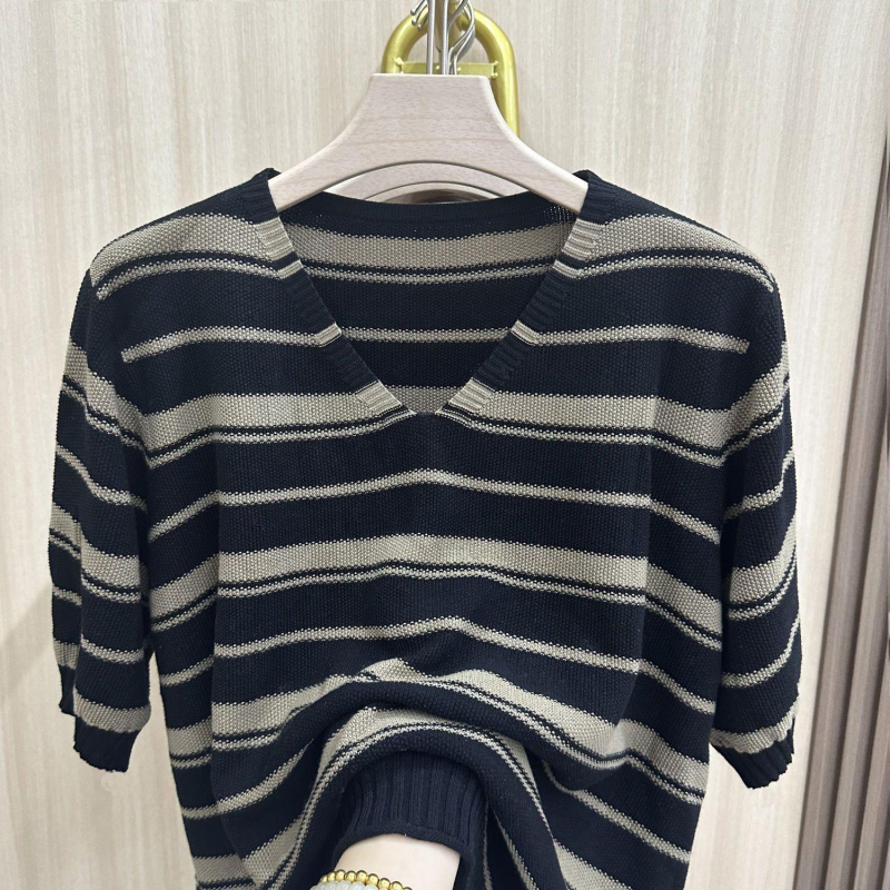 Πλεκτό τοπ με V-λαιμό, ριγέ σχέδιο, φαρδιά γραμμή, μανίκι τύπου bullhorn, chenille ύφασμα με ελαστικό <30%