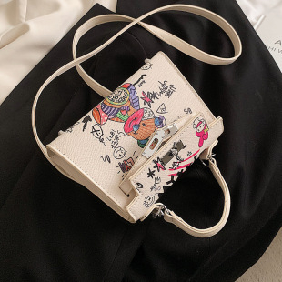 PU Crossbody Kelly torba, vertikalno kvadratnog oblika, zatvaranje kopčom, jedna naramenica, unutarnja džep za telefon.