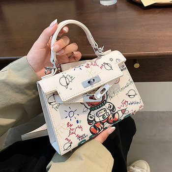 PU Crossbody Kelly torba, vertikalno kvadratnog oblika, zatvaranje kopčom, jedna naramenica, unutarnja džep za telefon.