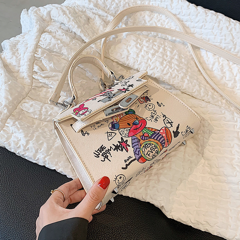 PU Crossbody Kelly torba, vertikalno kvadratnog oblika, zatvaranje kopčom, jedna naramenica, unutarnja džep za telefon.
