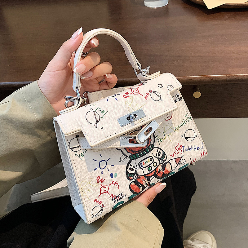 PU Crossbody Kelly torba, vertikalno kvadratnog oblika, zatvaranje kopčom, jedna naramenica, unutarnja džep za telefon.