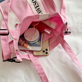 Vászon válltáska - függőleges négyzetes forma, cipzáras zárás és belső zsebek