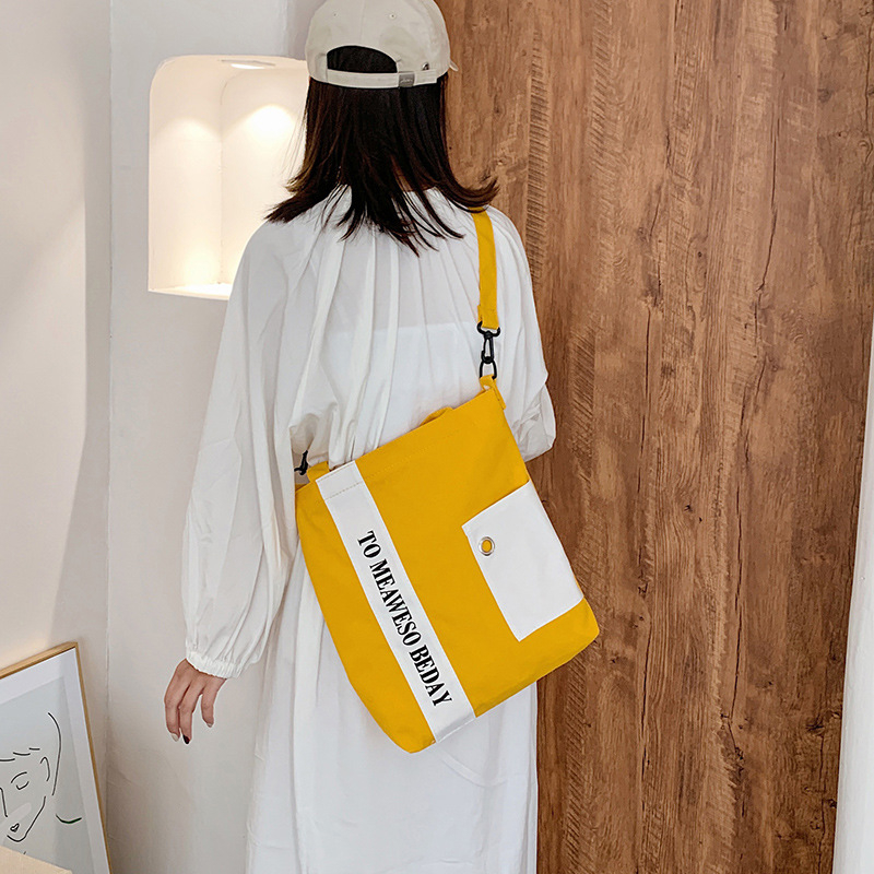 Vászon válltáska - függőleges négyzetes forma, cipzáras zárás és belső zsebek