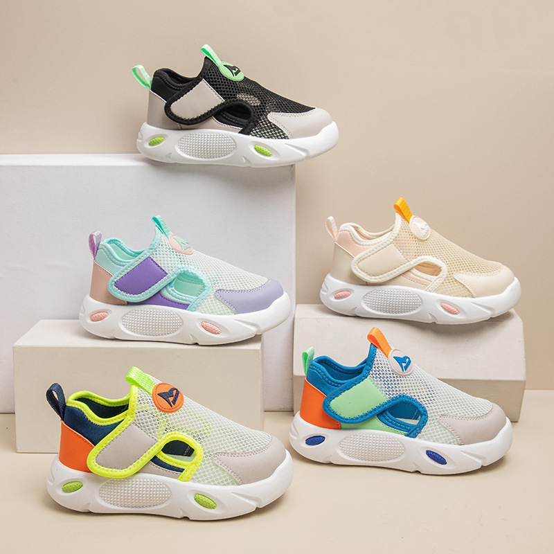 Dječje sportske sandale s PU gornjim dijelom, prozračnom mrežicom, gumom na potplati, zatvaranje s rotirajućim gumbom i ugrađeno svjetlo.