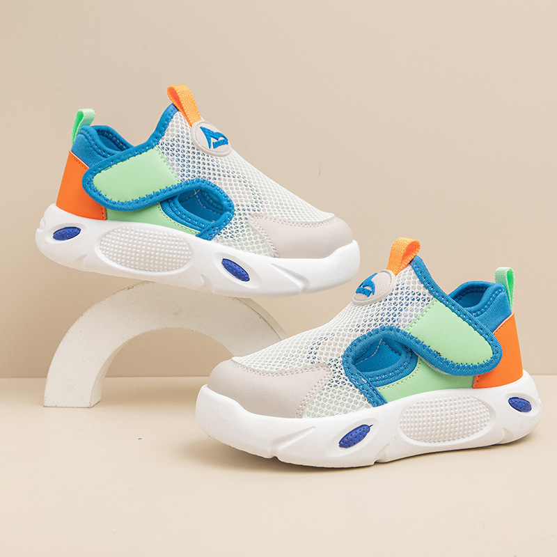 Dječje sportske sandale s PU gornjim dijelom, prozračnom mrežicom, gumom na potplati, zatvaranje s rotirajućim gumbom i ugrađeno svjetlo.