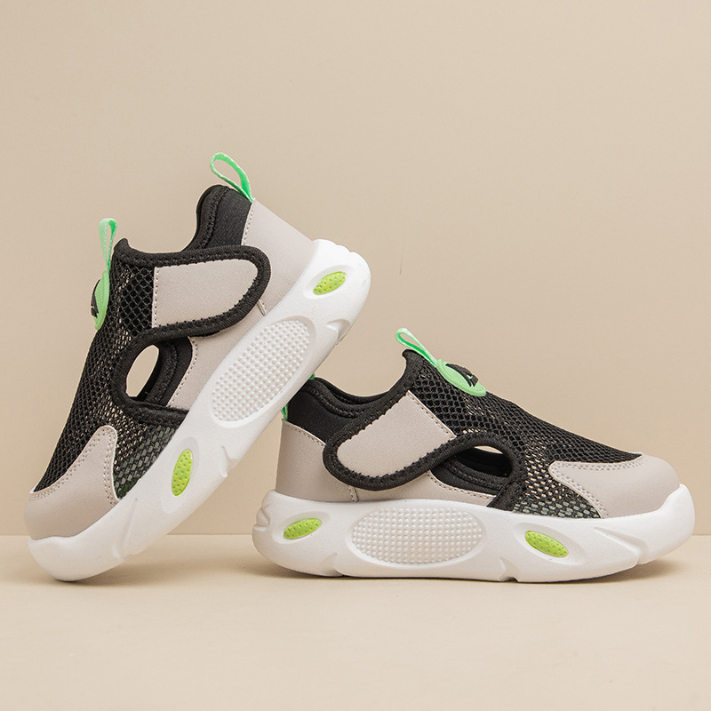 Dječje sportske sandale s PU gornjim dijelom, prozračnom mrežicom, gumom na potplati, zatvaranje s rotirajućim gumbom i ugrađeno svjetlo.