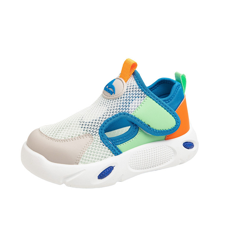 Dječje sportske sandale s PU gornjim dijelom, prozračnom mrežicom, gumom na potplati, zatvaranje s rotirajućim gumbom i ugrađeno svjetlo.