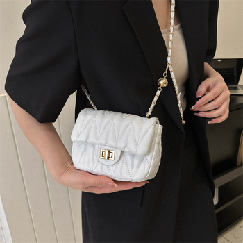 Mala kvadratna crossbody torbica, PU koža, zatvaranje latch, unutarnja džep s patch, poliester podstava, horizontalni kvadratni oblik, jedna naramenica, gradski street stil, marka Jin He Tang Chao, proljeće 2023