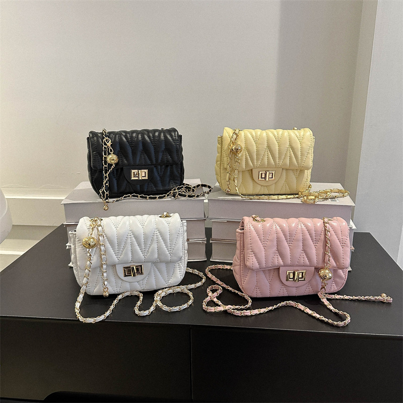 Mala kvadratna crossbody torbica, PU koža, zatvaranje latch, unutarnja džep s patch, poliester podstava, horizontalni kvadratni oblik, jedna naramenica, gradski street stil, marka Jin He Tang Chao, proljeće 2023