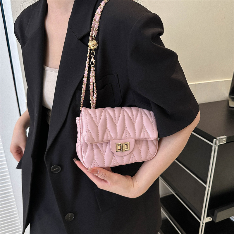 Mala kvadratna crossbody torbica, PU koža, zatvaranje latch, unutarnja džep s patch, poliester podstava, horizontalni kvadratni oblik, jedna naramenica, gradski street stil, marka Jin He Tang Chao, proljeće 2023