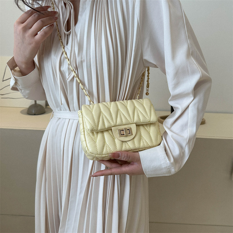 Mala kvadratna crossbody torbica, PU koža, zatvaranje latch, unutarnja džep s patch, poliester podstava, horizontalni kvadratni oblik, jedna naramenica, gradski street stil, marka Jin He Tang Chao, proljeće 2023