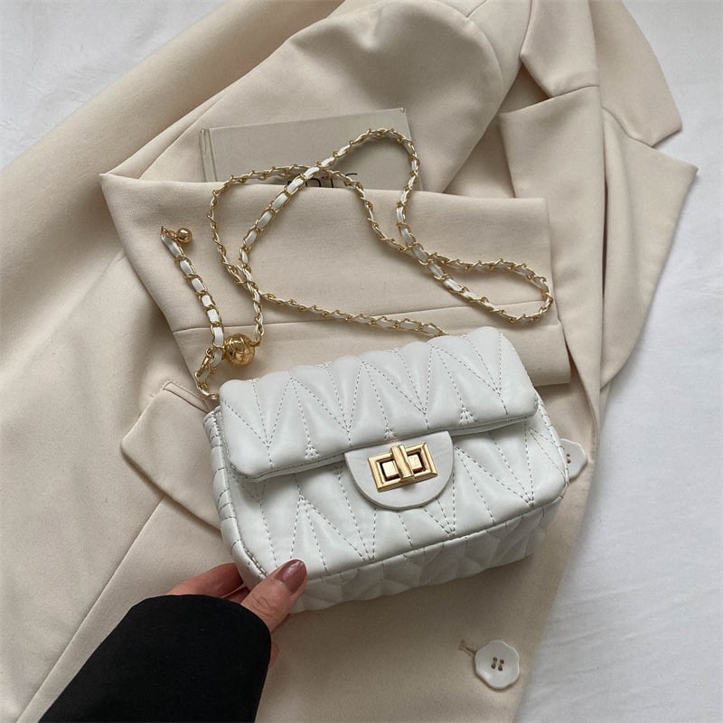 Mala kvadratna crossbody torbica, PU koža, zatvaranje latch, unutarnja džep s patch, poliester podstava, horizontalni kvadratni oblik, jedna naramenica, gradski street stil, marka Jin He Tang Chao, proljeće 2023