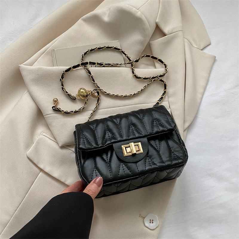 Mala kvadratna crossbody torbica, PU koža, zatvaranje latch, unutarnja džep s patch, poliester podstava, horizontalni kvadratni oblik, jedna naramenica, gradski street stil, marka Jin He Tang Chao, proljeće 2023
