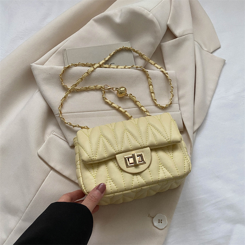 Mala kvadratna crossbody torbica, PU koža, zatvaranje latch, unutarnja džep s patch, poliester podstava, horizontalni kvadratni oblik, jedna naramenica, gradski street stil, marka Jin He Tang Chao, proljeće 2023