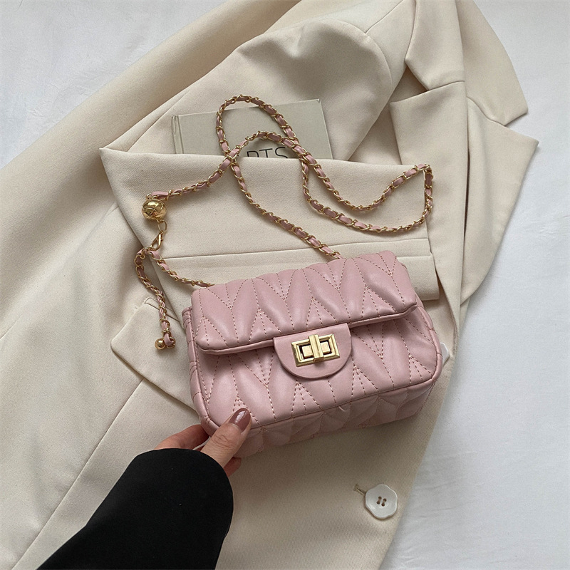 Mala kvadratna crossbody torbica, PU koža, zatvaranje latch, unutarnja džep s patch, poliester podstava, horizontalni kvadratni oblik, jedna naramenica, gradski street stil, marka Jin He Tang Chao, proljeće 2023