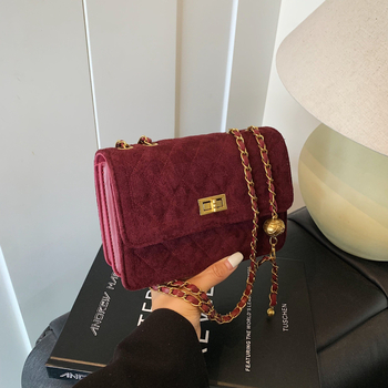Crossbody torbica od suedea u horizontalnom kvadratnom obliku, sa zaključavanjem na bravu, dvostruki lančani remen, unutarnji džep sa zipom, džep za telefon i džep za kameru